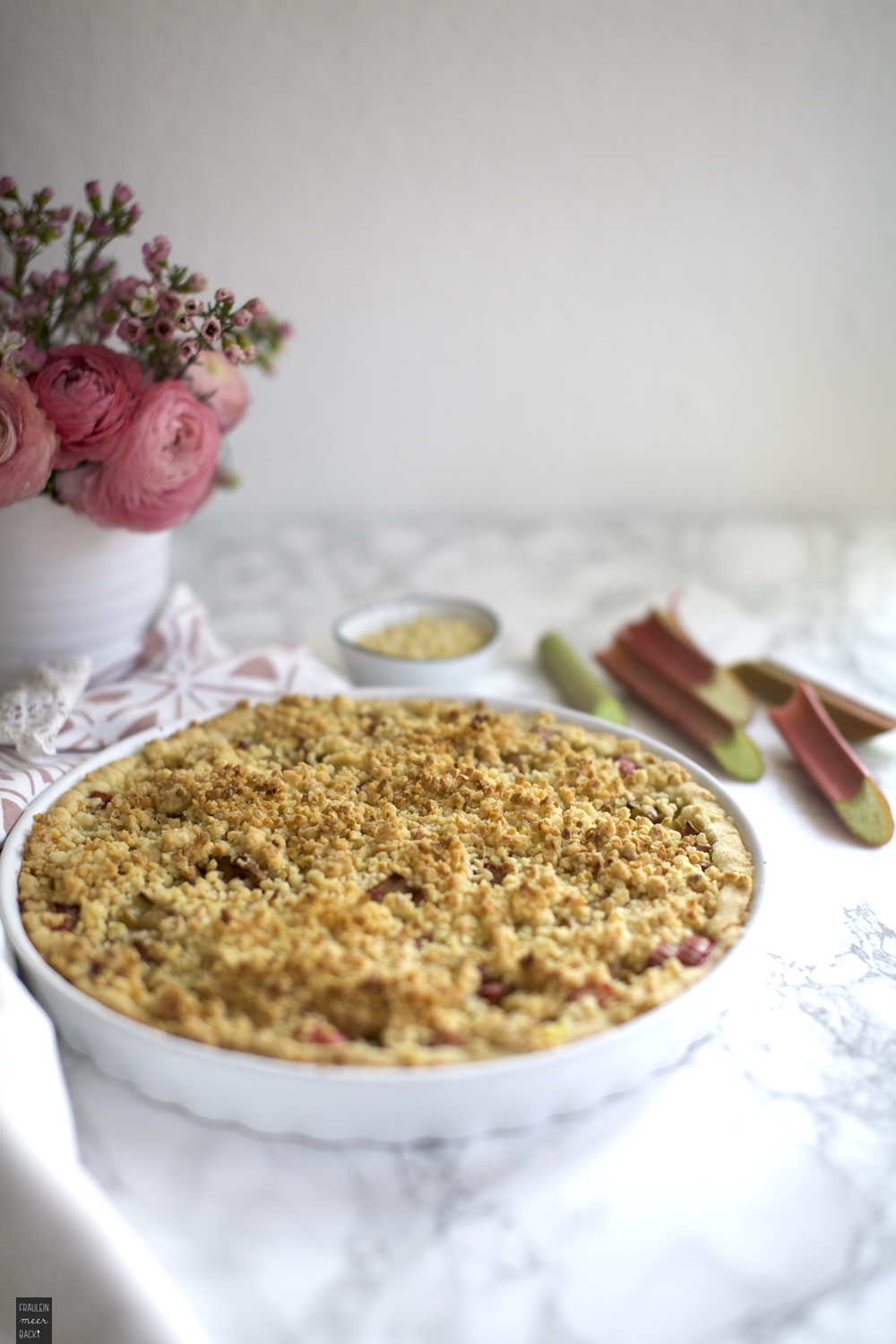 Rhabarber-Pudding-Kuchen mit Streuseln - Fräulein Meer backt
