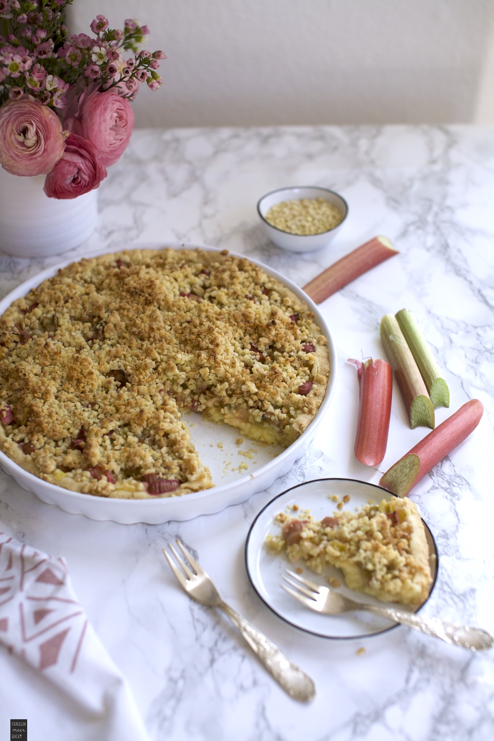 Rhabarber-Pudding-Kuchen mit Streuseln - Fräulein Meer backt