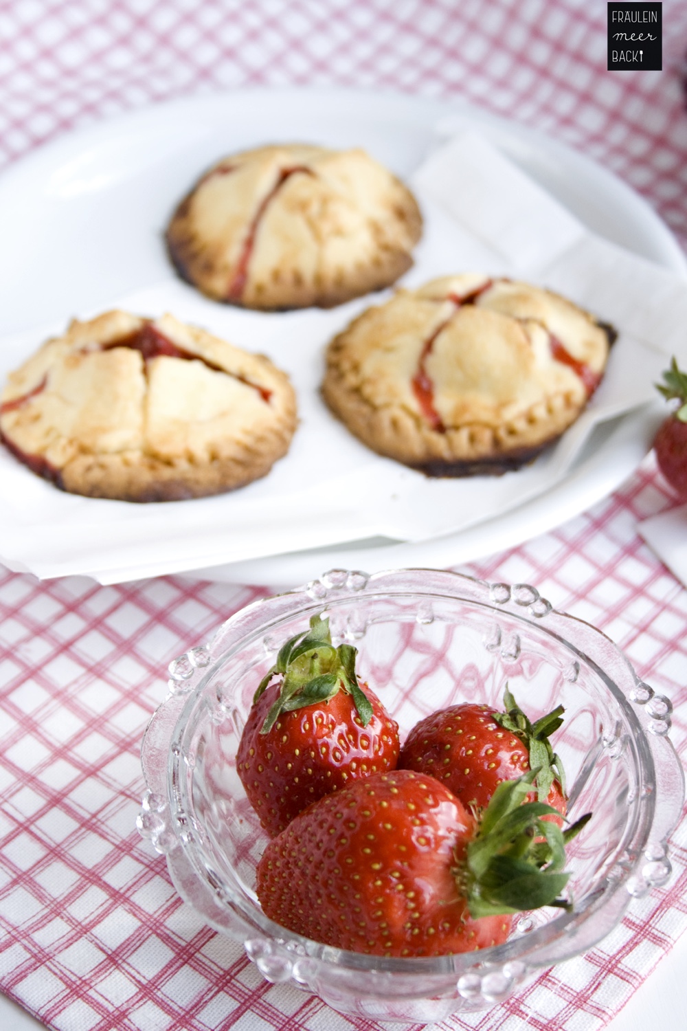 fraeulein-meer-backt-erdbeer-mini-pies