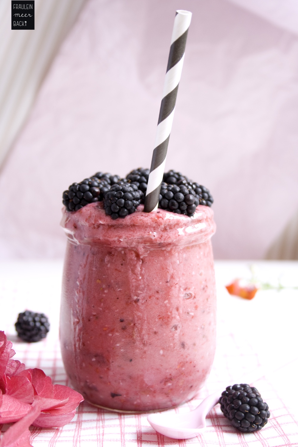 fraeulein-meer-backt-rote-beeren-kokos-smoothie