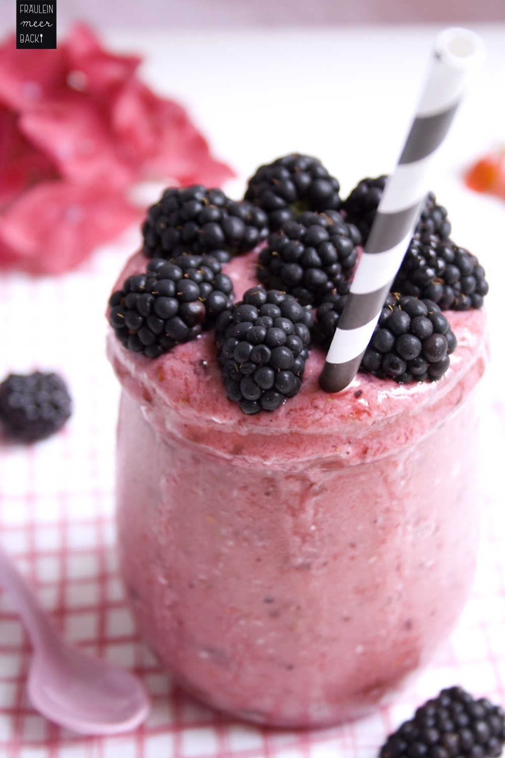 Rote Beeren-Kokos-Smoothie - Fräulein Meer backt