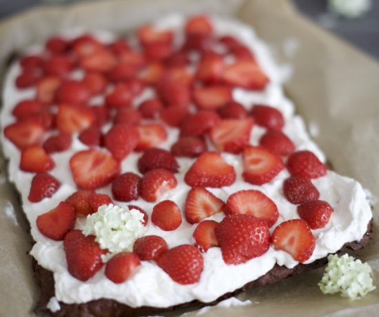 fraeulein-meer-backt-erdbeer-brownie-kuchen