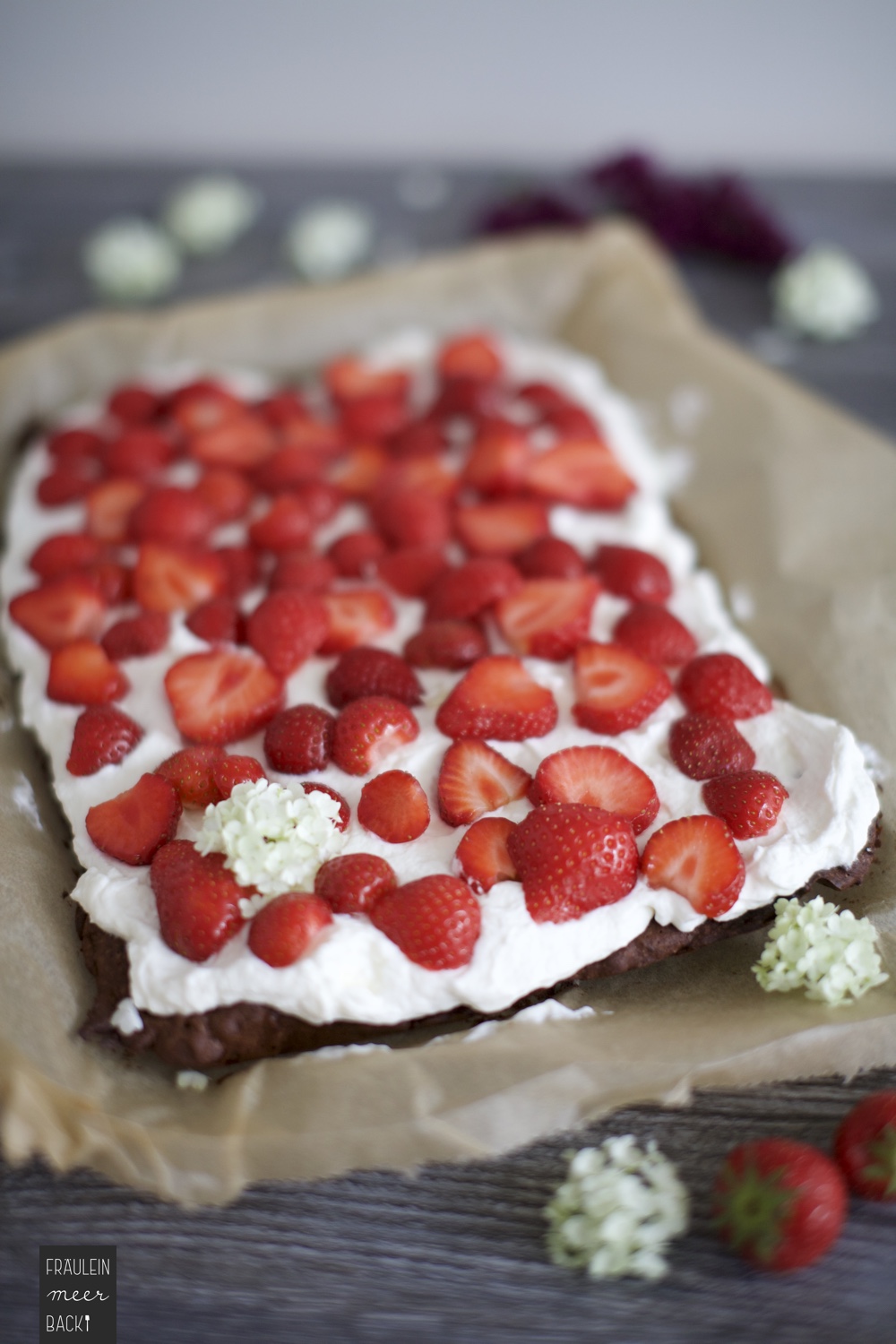 fraeulein-meer-backt-erdbeer-brownie-kuchen