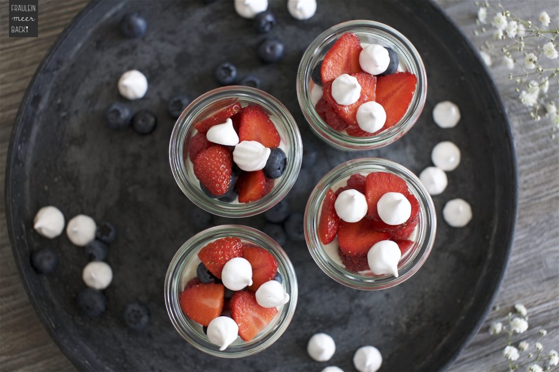 fraeulein-meer-backt-beeren-quark-im-glas