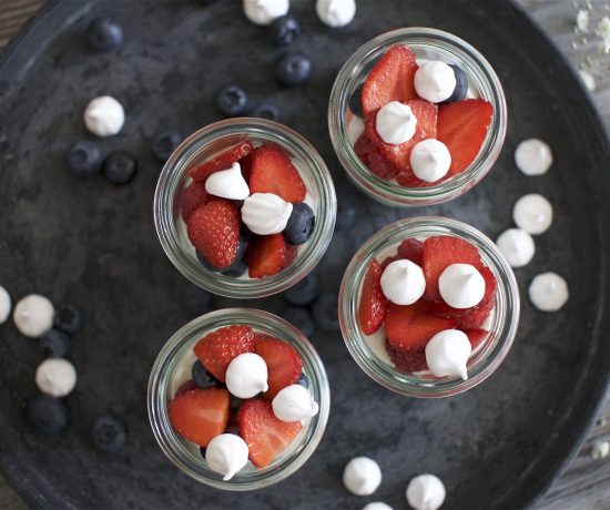 fraeulein-meer-backt-beeren-quark-im-glas