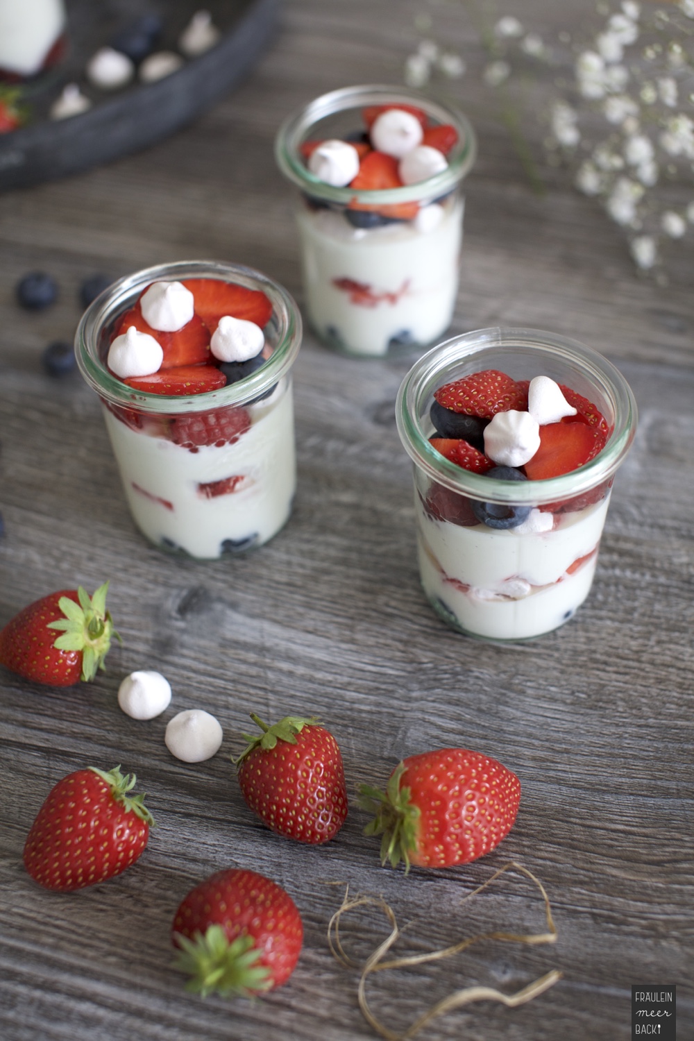 Beeren-Quark mit Meringue im Glas - Fräulein Meer backt