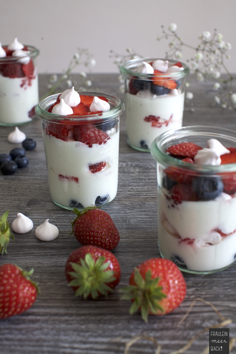 fraeulein-meer-backt-beeren-quark-im-glas