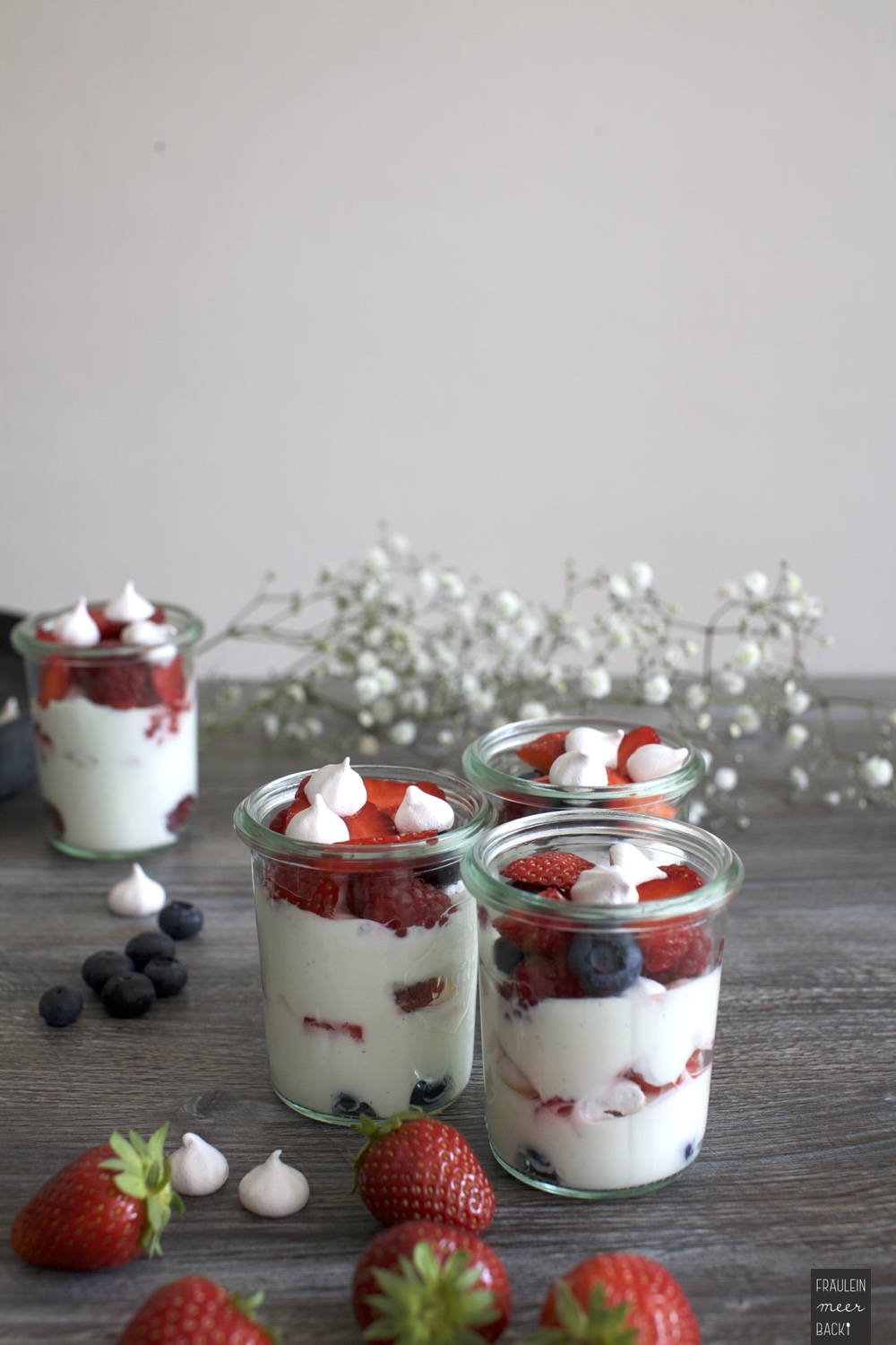 Beeren-Quark mit Meringue im Glas - Fräulein Meer backt