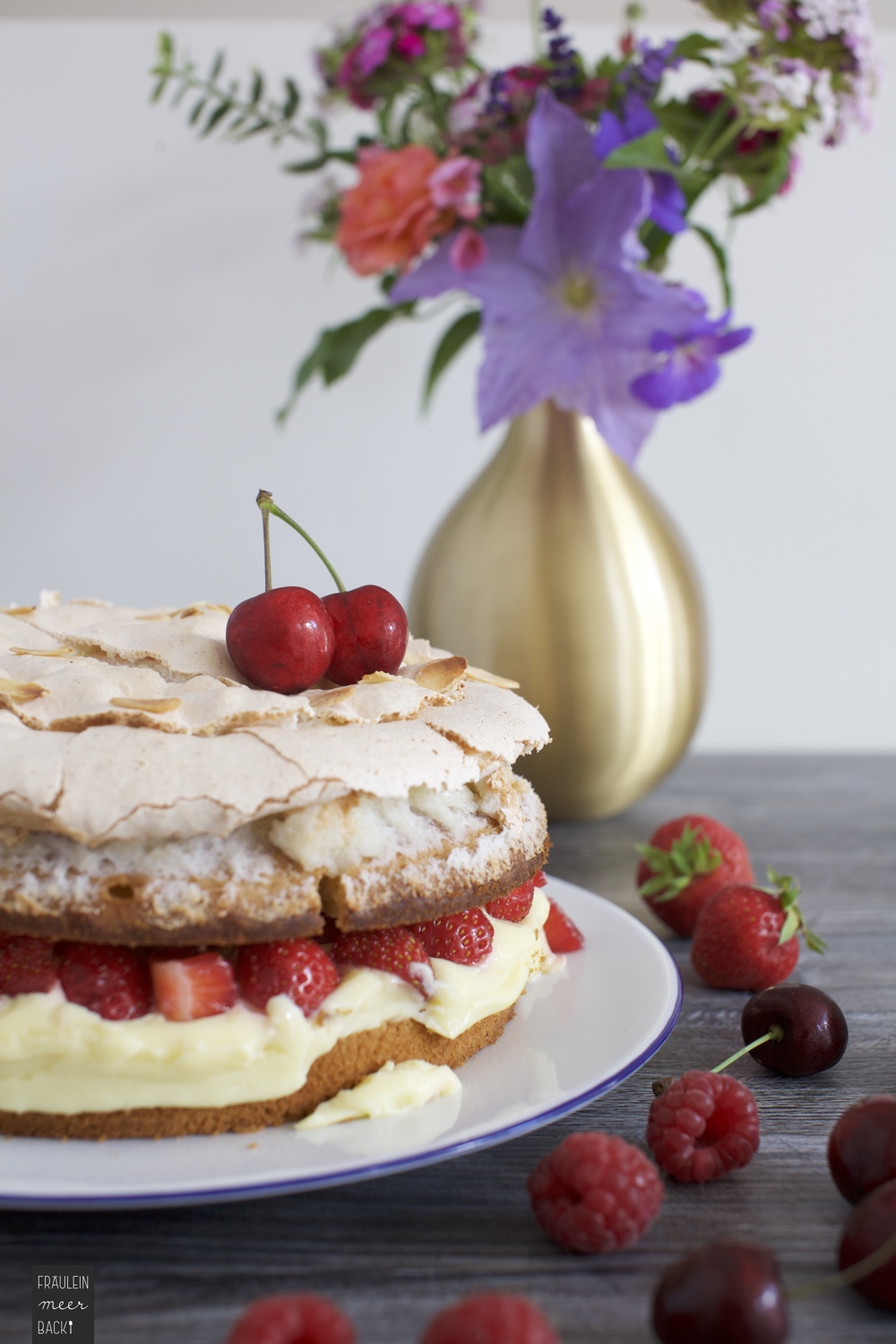 Erdbeer-Baiser-Torte mit Puddingfüllung - Fräulein Meer backt