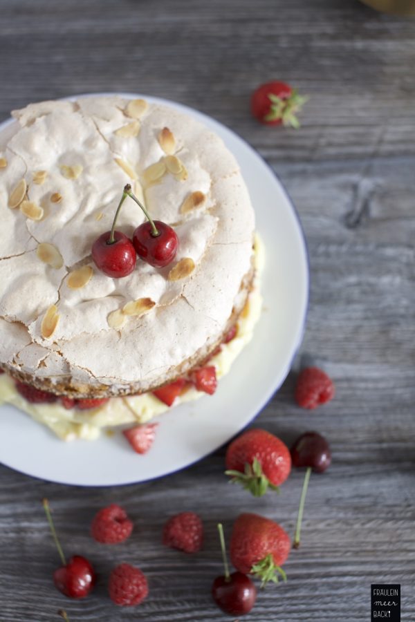 Erdbeer-Baiser-Torte mit Puddingfüllung - Fräulein Meer backt