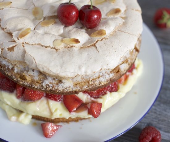 fraeulein-meer-backt-erdbeer-baiser-torte