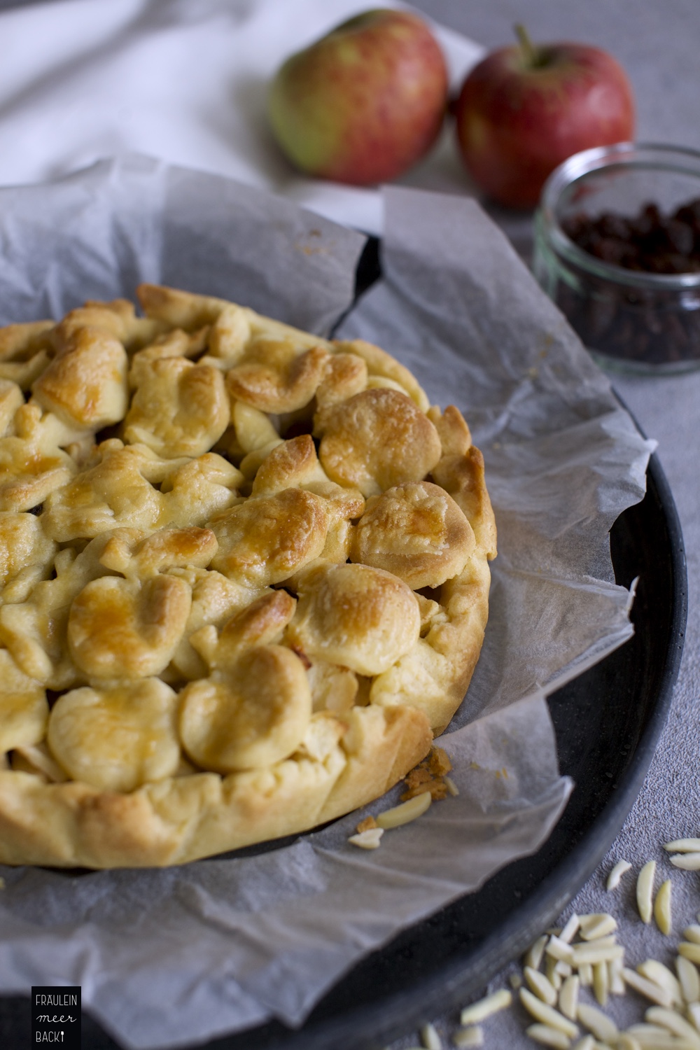 Apfelkuchen mit Rosinen und Mandeln - Fräulein Meer backt