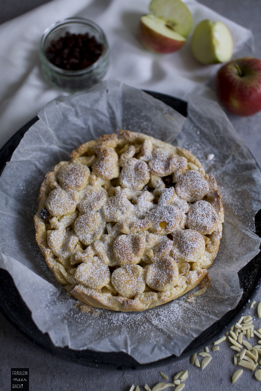 fraeulein-meer-backt-apfelkuchen-mit-rosinen-und-mandeln