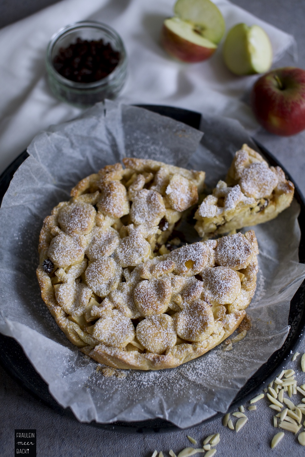 Apfelkuchen mit Rosinen und Mandeln - Fräulein Meer backt