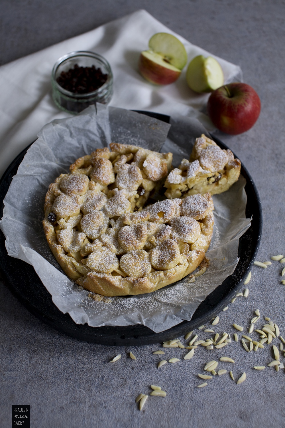 fraeulein-meer-backt-apfelkuchen-mit-rosinen-und-mandeln