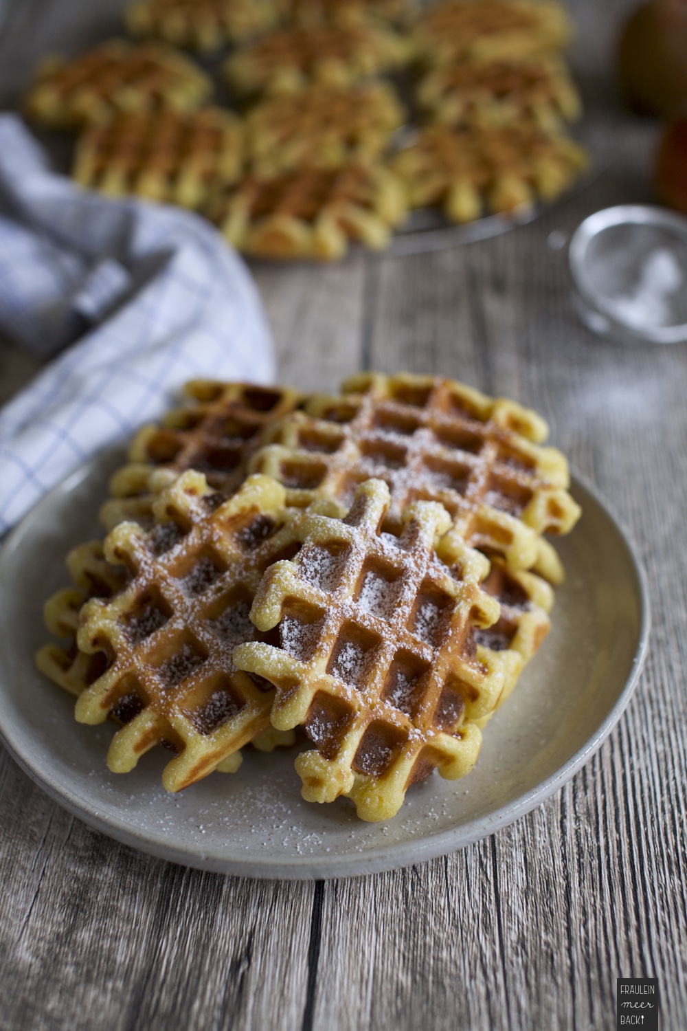 fraeulein-meer-backt-belgische-waffeln-mit-apfel