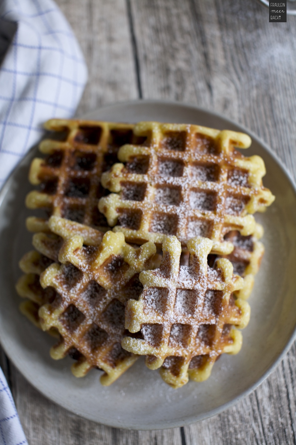 fraeulein-meer-backt-belgische-waffeln-mit-apfel