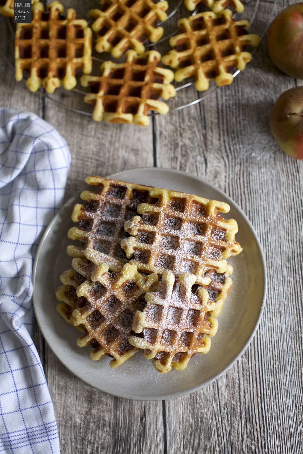 fraeulein-meer-backt-belgische-waffeln-mit-apfel