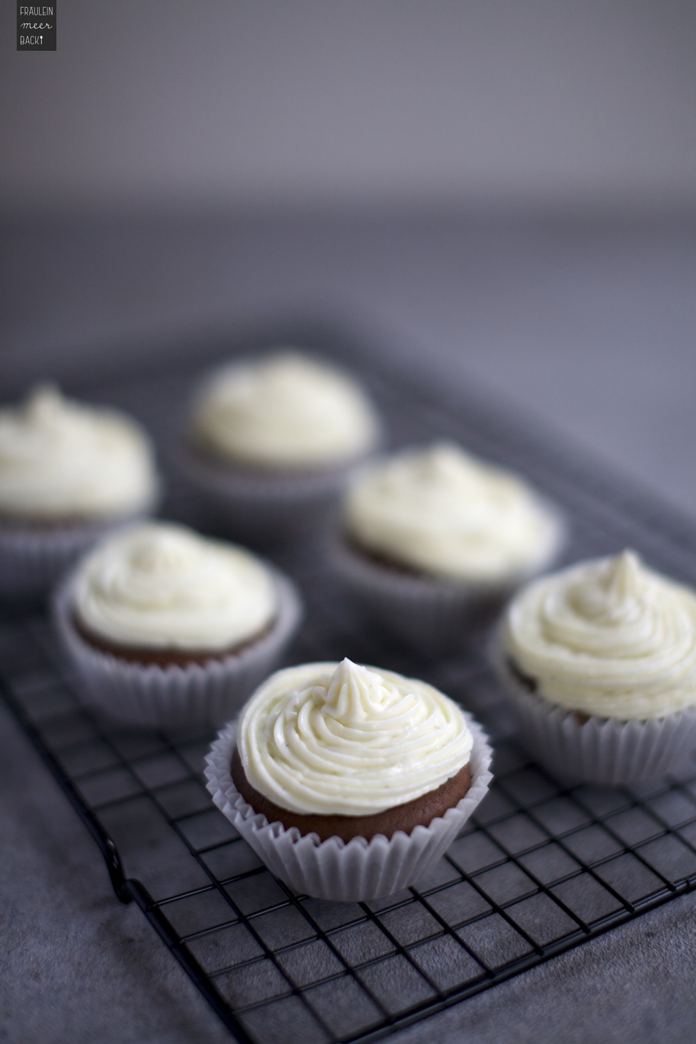 Fraeulein Meer backt Schoko Cupcakes mit Frischkaese Frosting