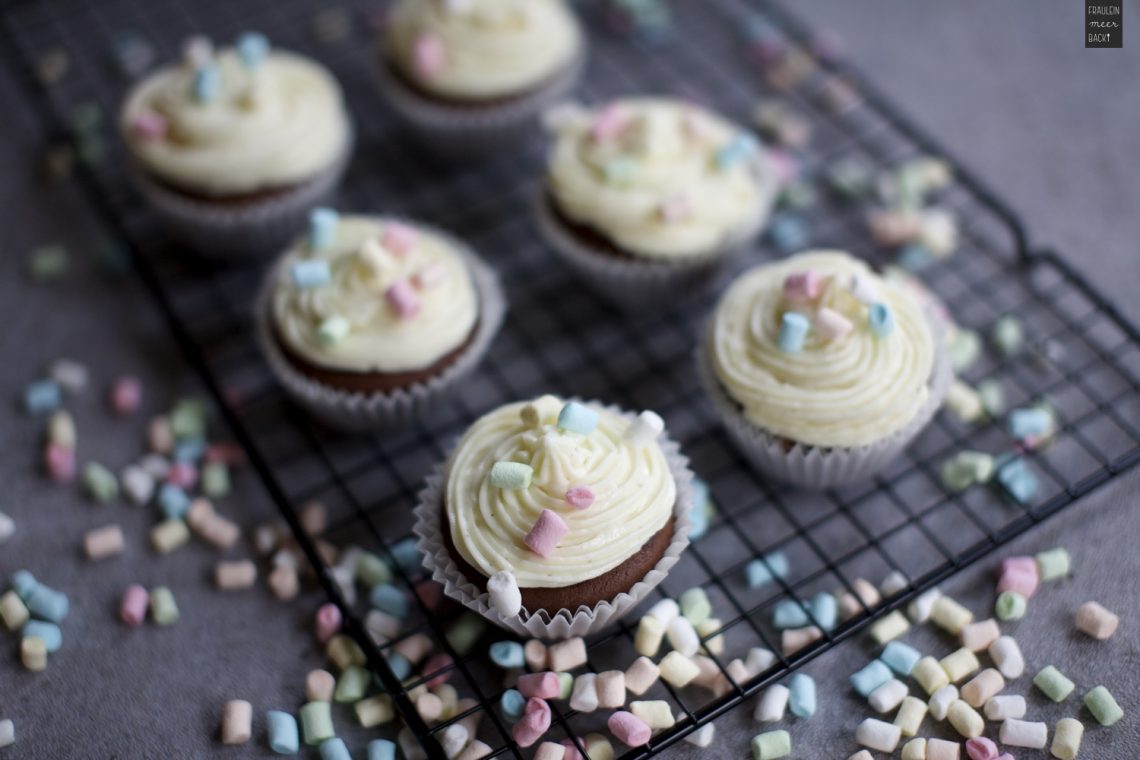 Fraeulein Meer backt Schoko Cupcakes mit Frischkaese Frosting