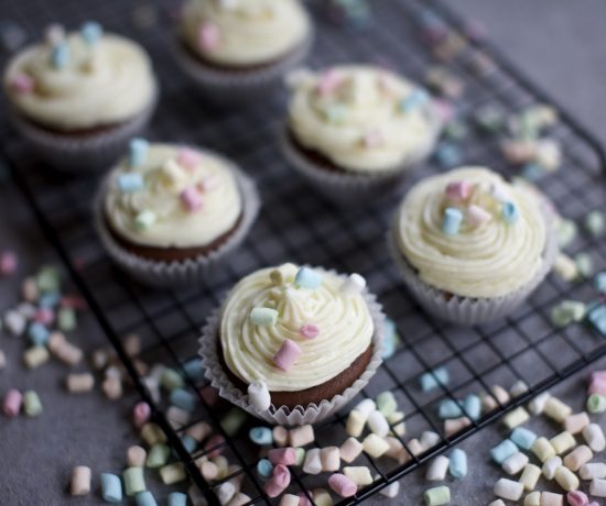 Fraeulein Meer backt Schoko Cupcakes mit Frischkaese Frosting