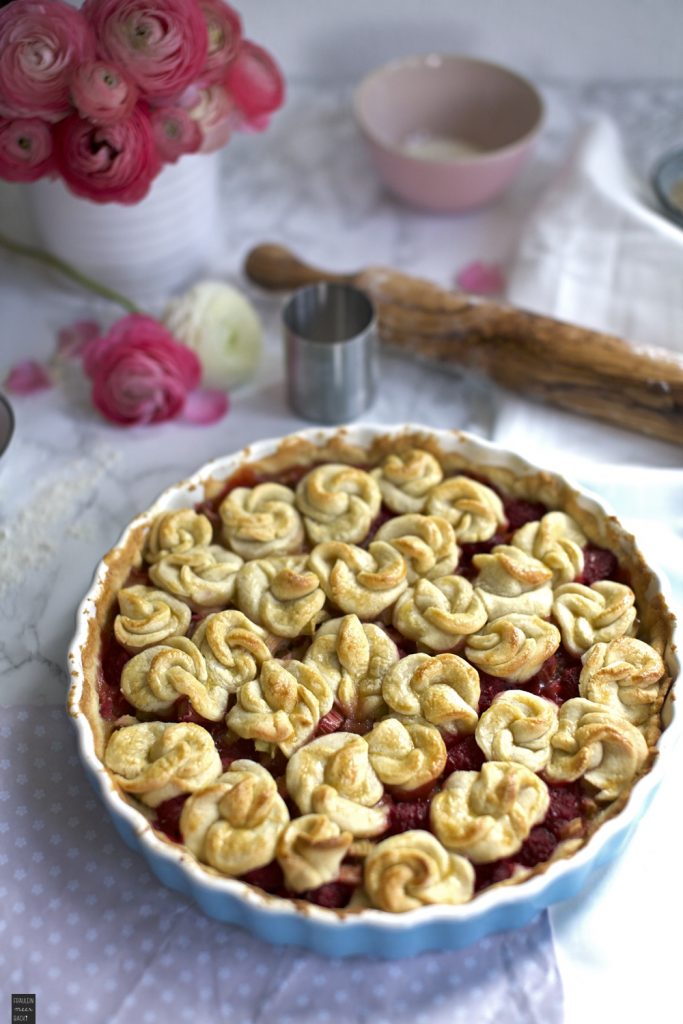 Rhabarber-Himbeer-Tarte mit Rosen - Fräulein Meer backt