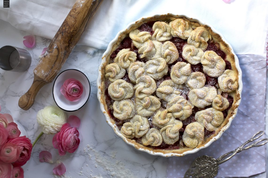 Fraeulein Meer backt Rhabarber-Himbeer-Tarte mit Rosen