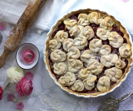 Fraeulein Meer backt Rhabarber-Himbeer-Tarte mit Rosen