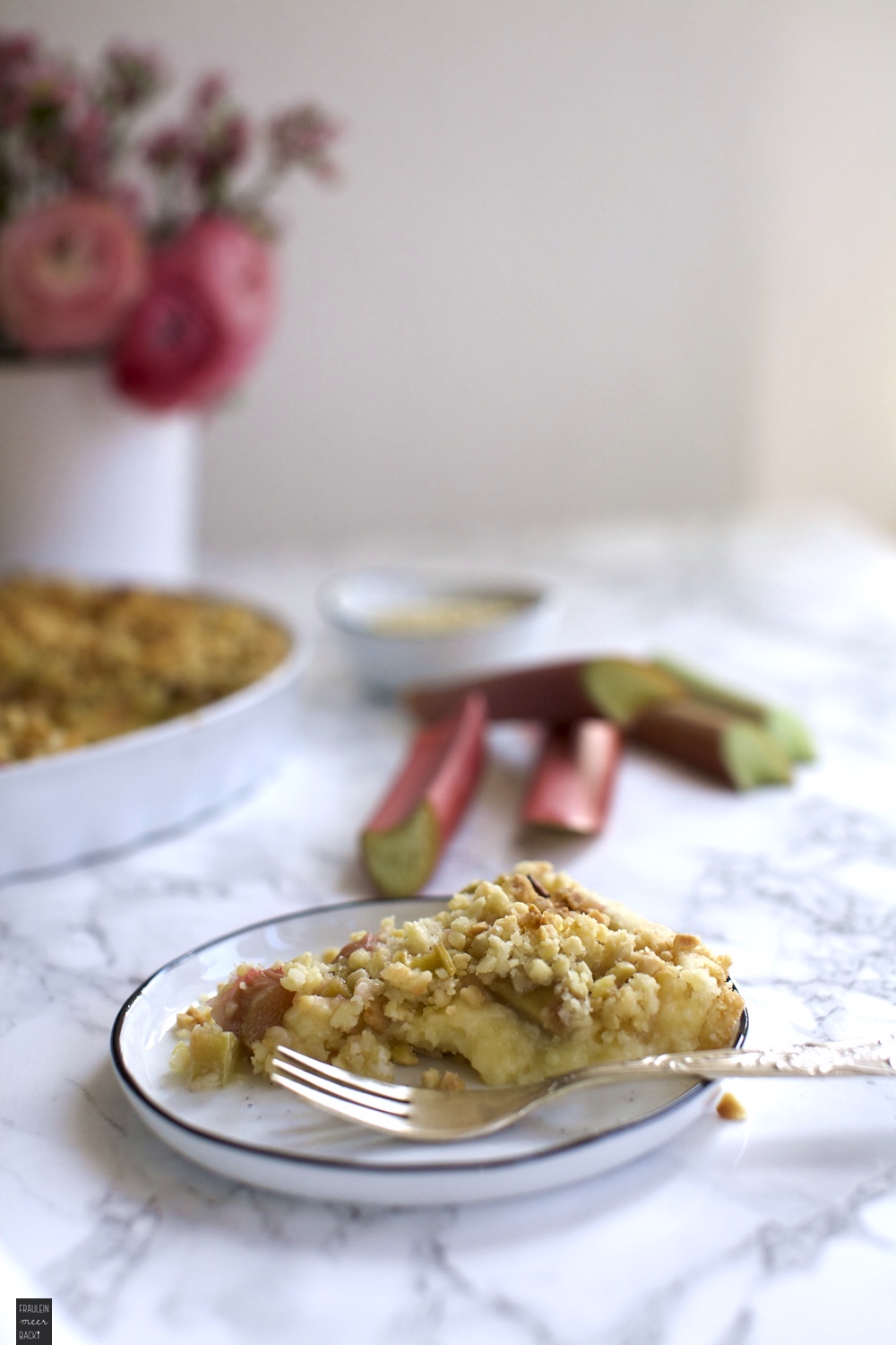 Rhabarber-Pudding-Kuchen mit Streuseln - Fräulein Meer backt