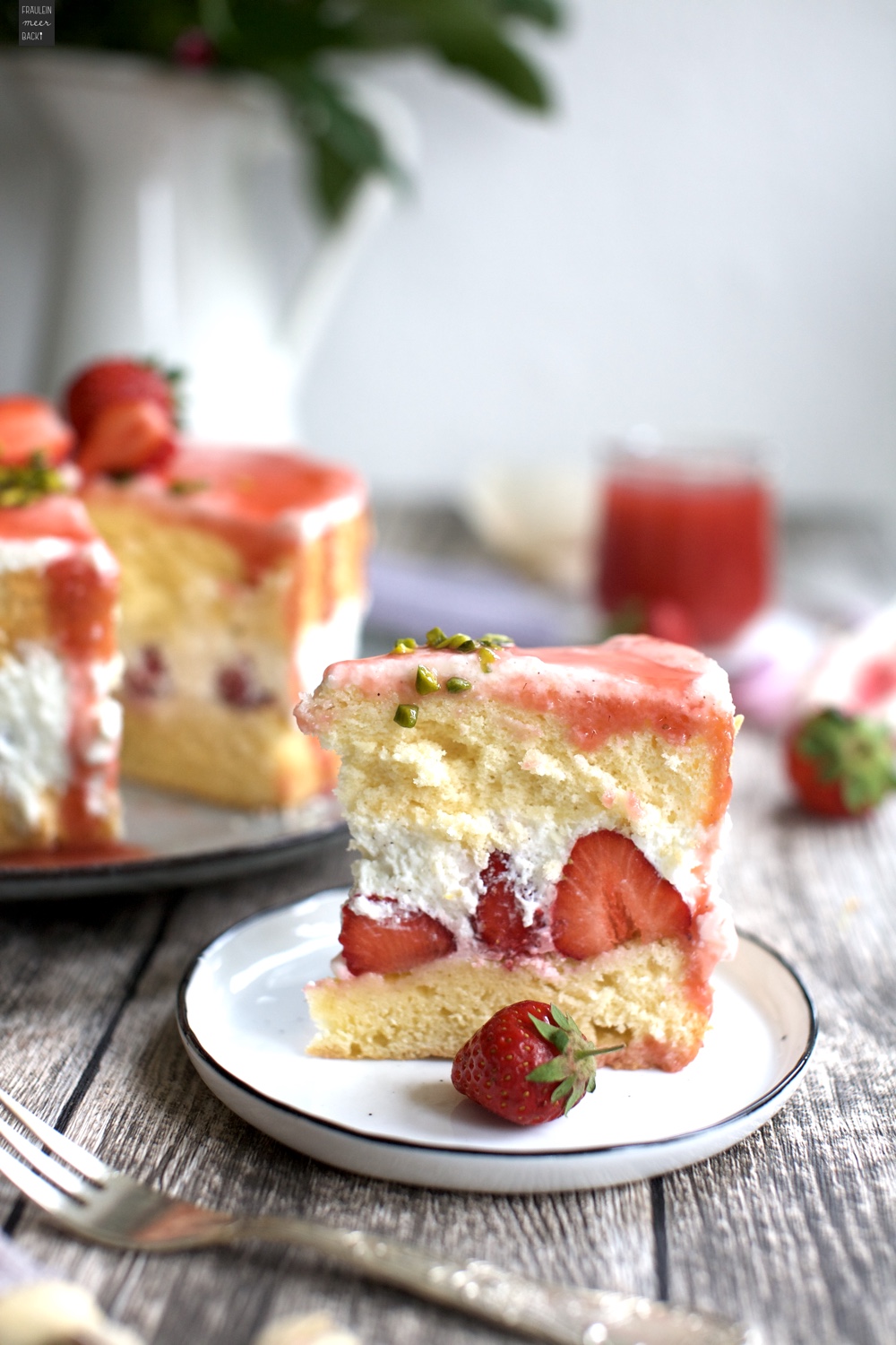 Erdbeer-Biskuit-Torte mit Joghurt - Fräulein Meer backt