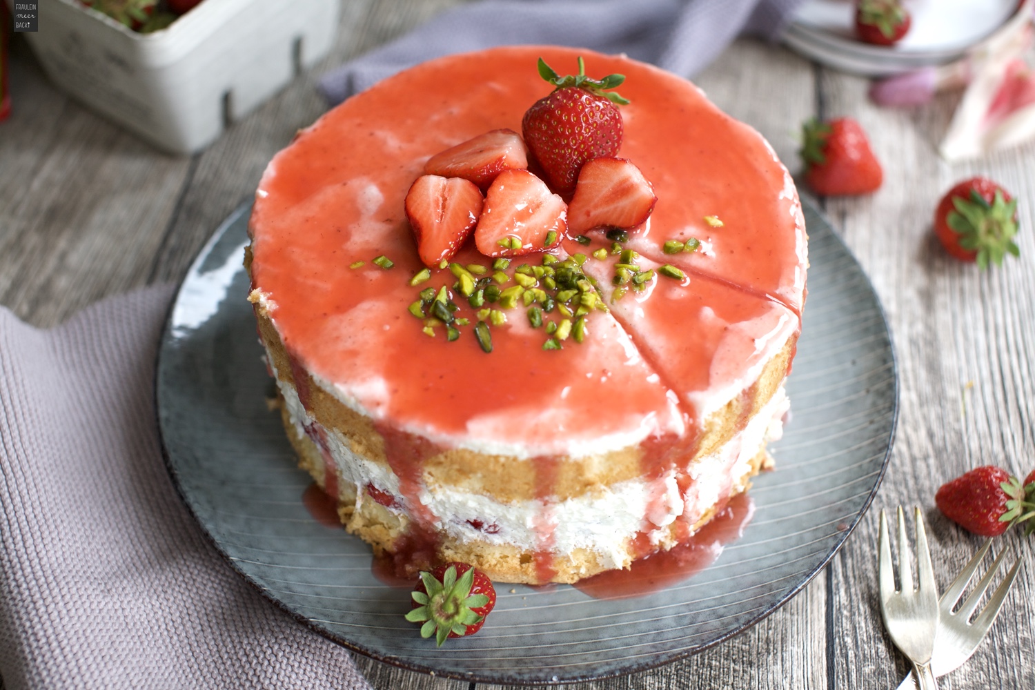 Erdbeer-Biskuit-Torte mit Joghurt - Fräulein Meer backt