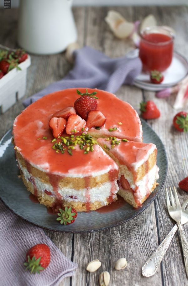 Erdbeer-Biskuit-Torte mit Joghurt - Fräulein Meer backt