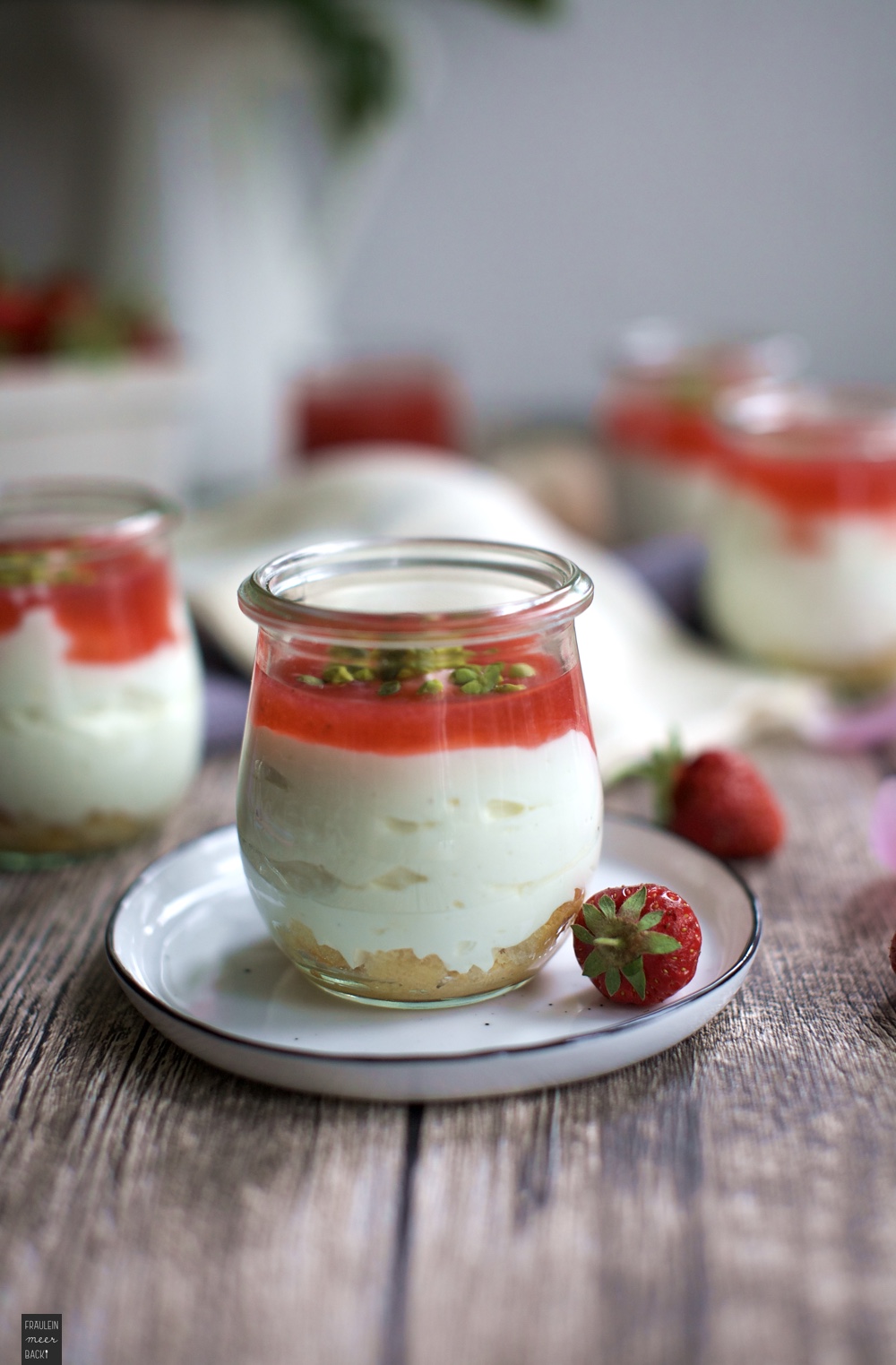 Erdbeer-Quark-Dessert im Glas - Fräulein Meer backt