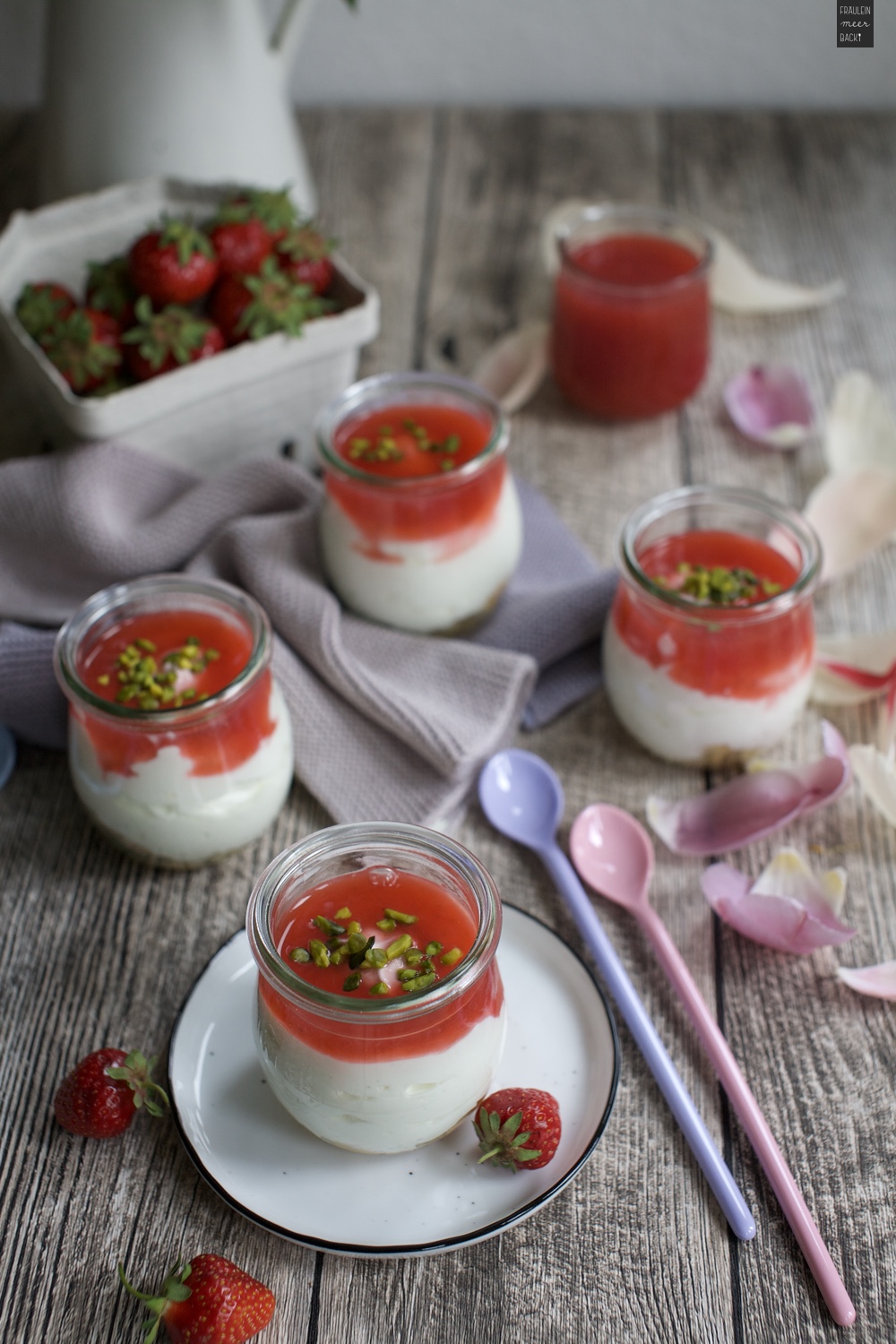 Erdbeer-Quark-Dessert im Glas - Fräulein Meer backt