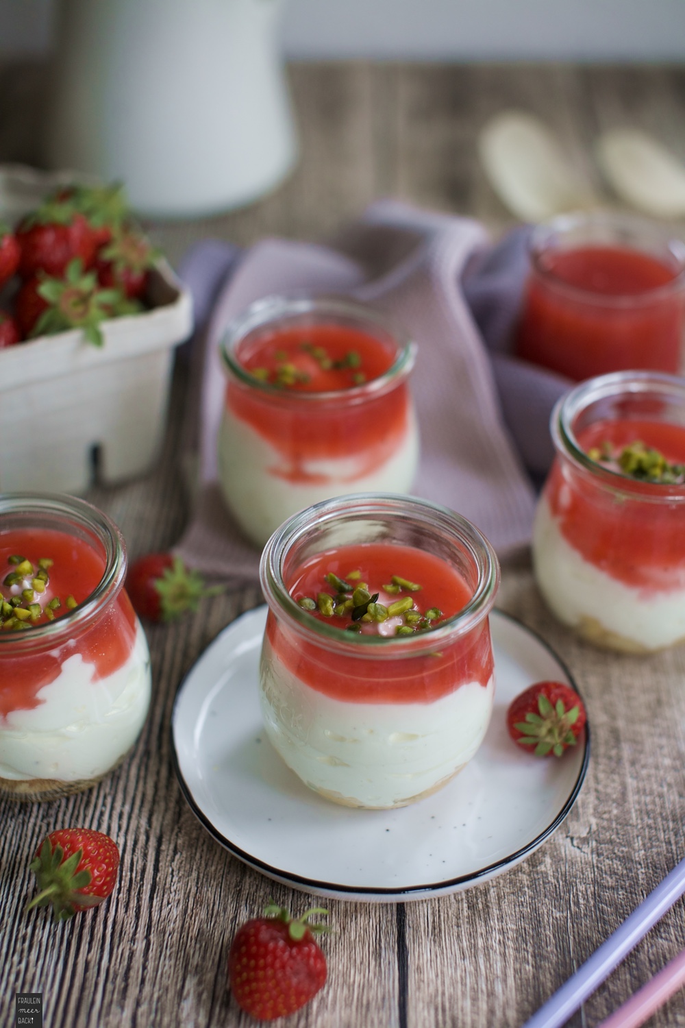 Erdbeer-Quark-Dessert im Glas - Fräulein Meer backt