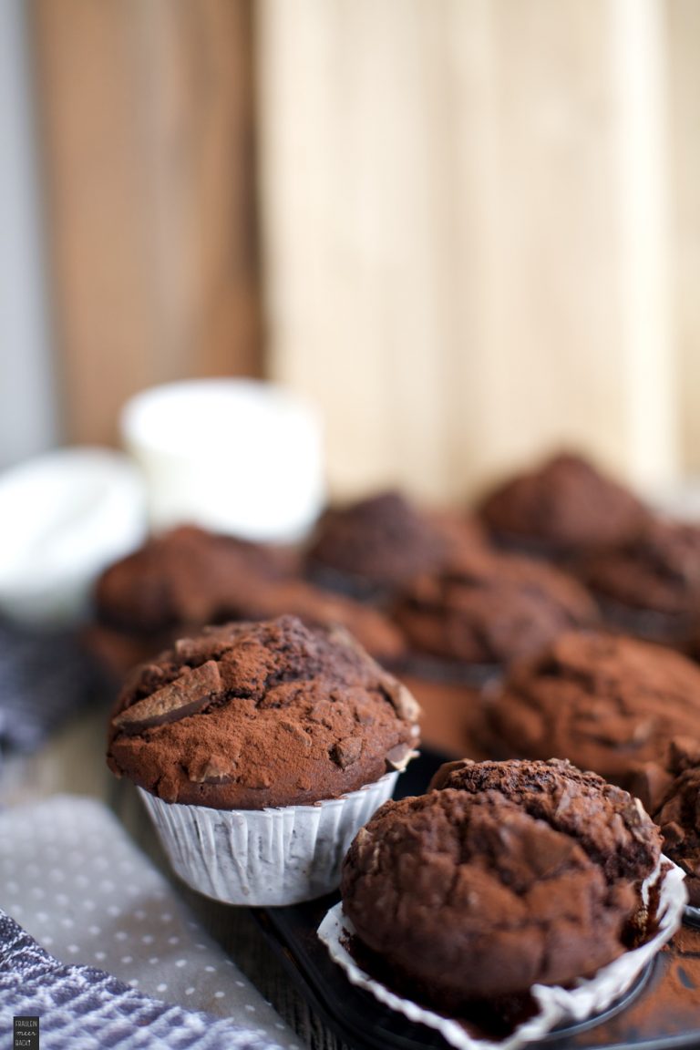 Schokoladen Muffins mit gehackter Schokolade - Fräulein Meer backt