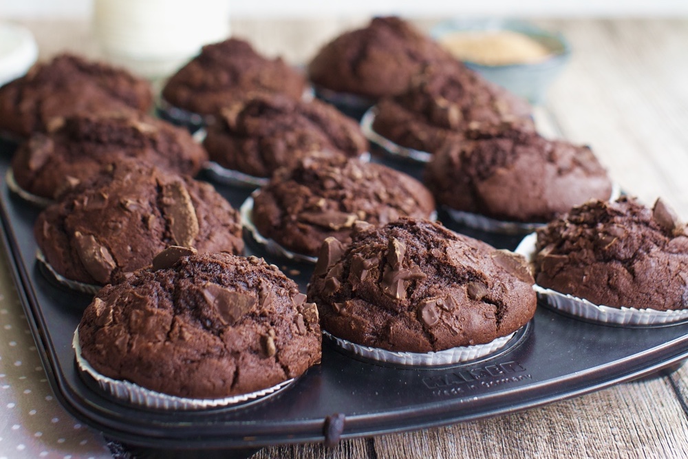 Schokoladen Muffins mit gehackter Schokolade - Fräulein Meer backt