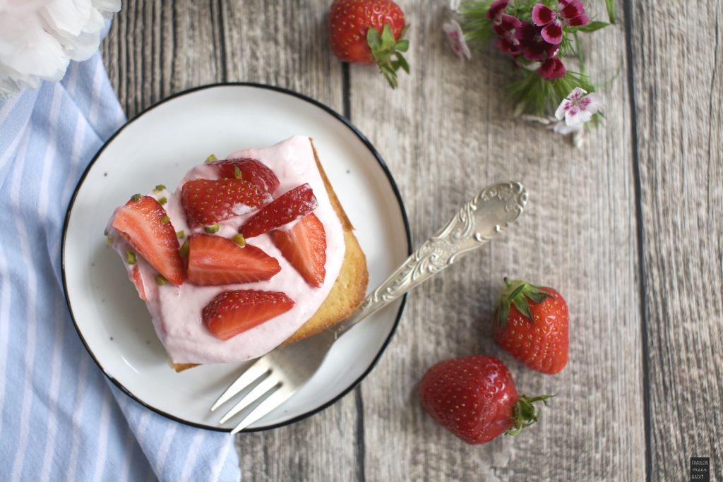Erdbeer-Quark-Blechkuchen - Fräulein Meer backt