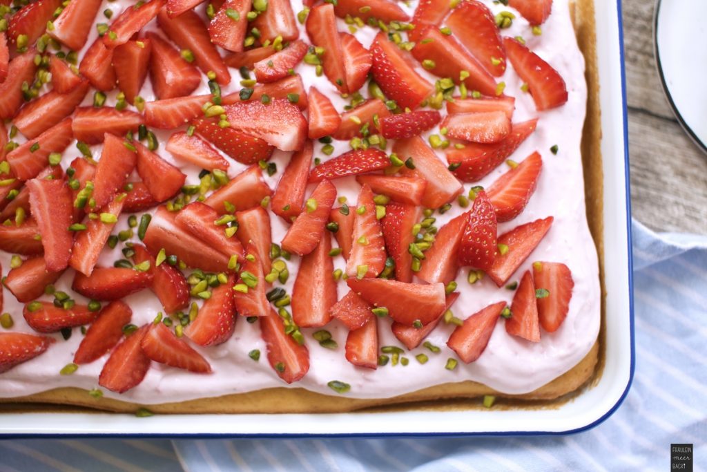Erdbeer-Quark-Blechkuchen - Fräulein Meer backt