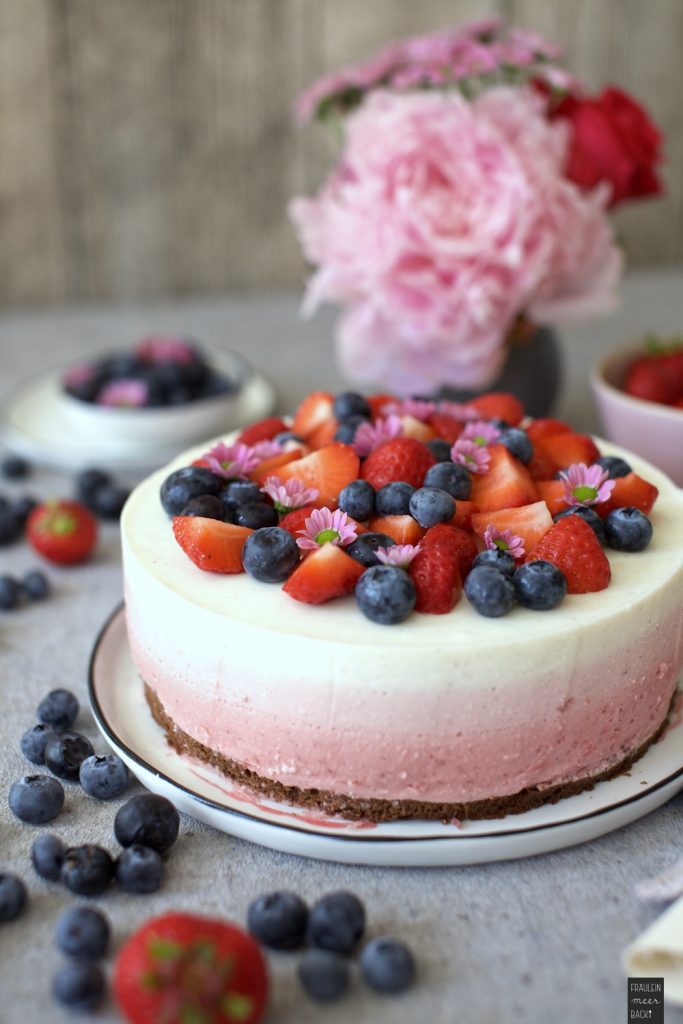 Ombre Erdbeer-Torte mit Schokoboden - Fräulein Meer backt