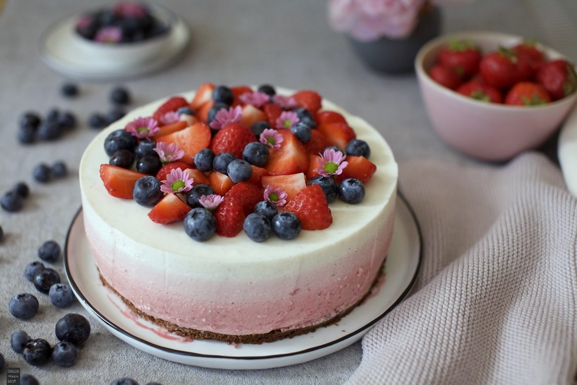 Fraeulein Meer backt Ombre-Erdbeertorte mit Schokoboden