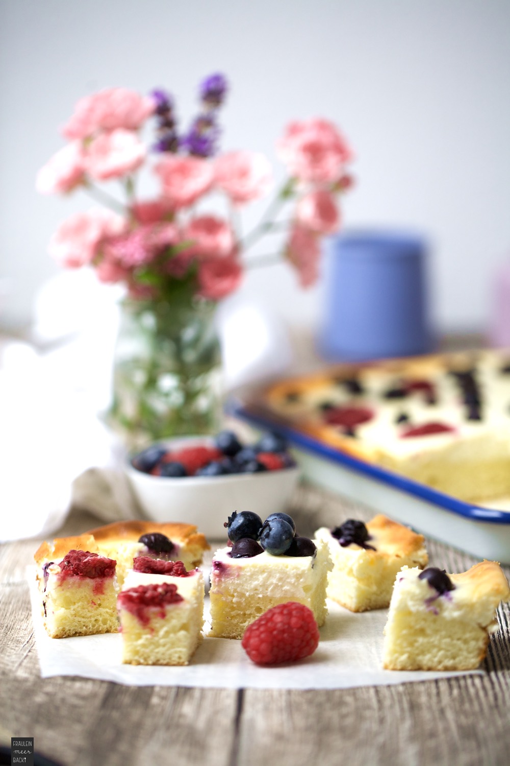 Sommerlicher Beeren-Quark-Blechkuchen - Fräulein Meer backt