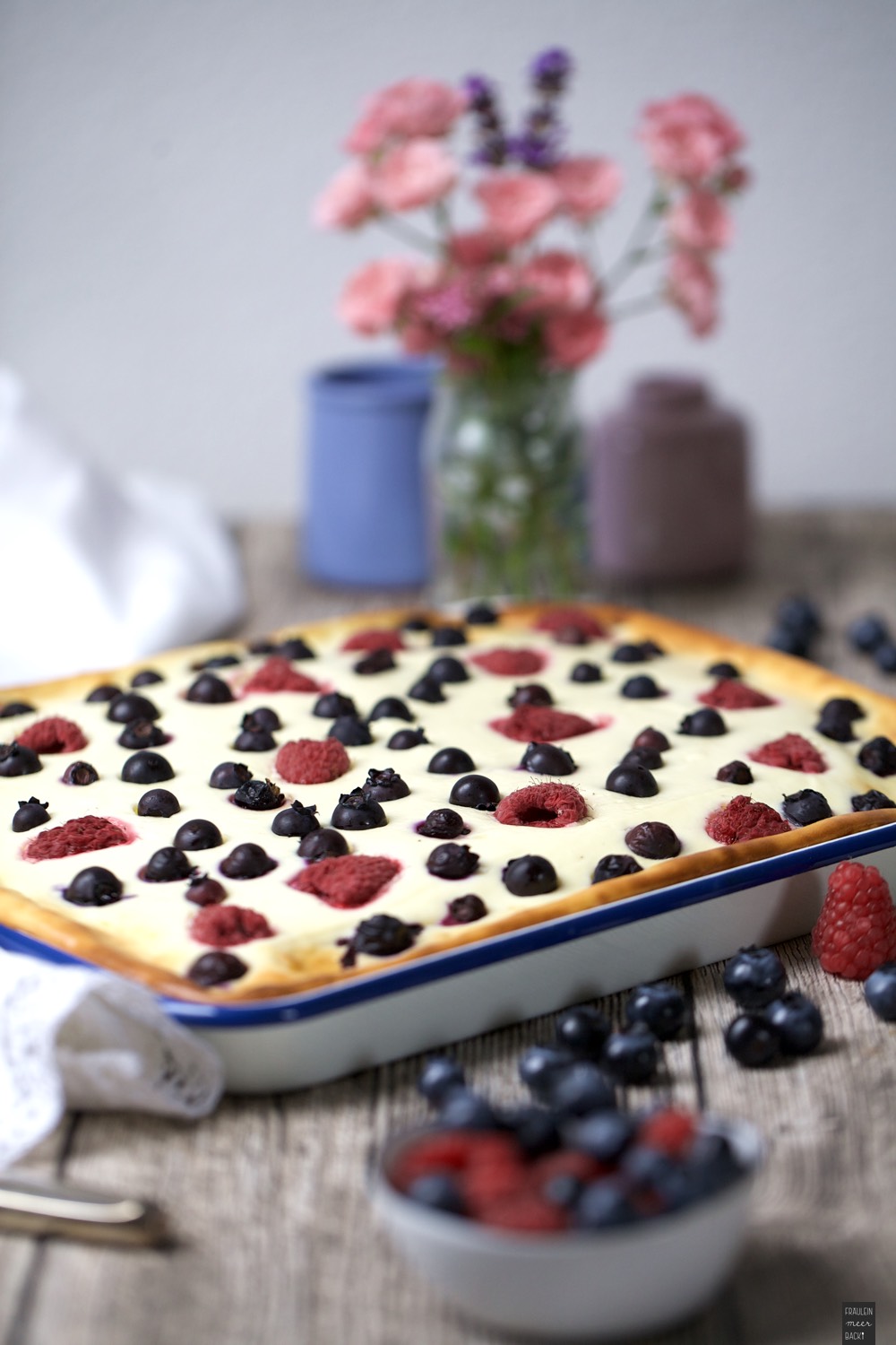 Sommerlicher Beeren Quark Blechkuchen Fraulein Meer Backt