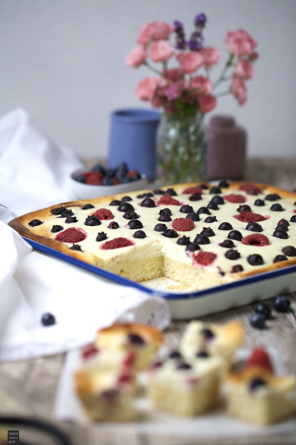 Sommerlicher Beeren-Quark-Blechkuchen - Fräulein Meer backt