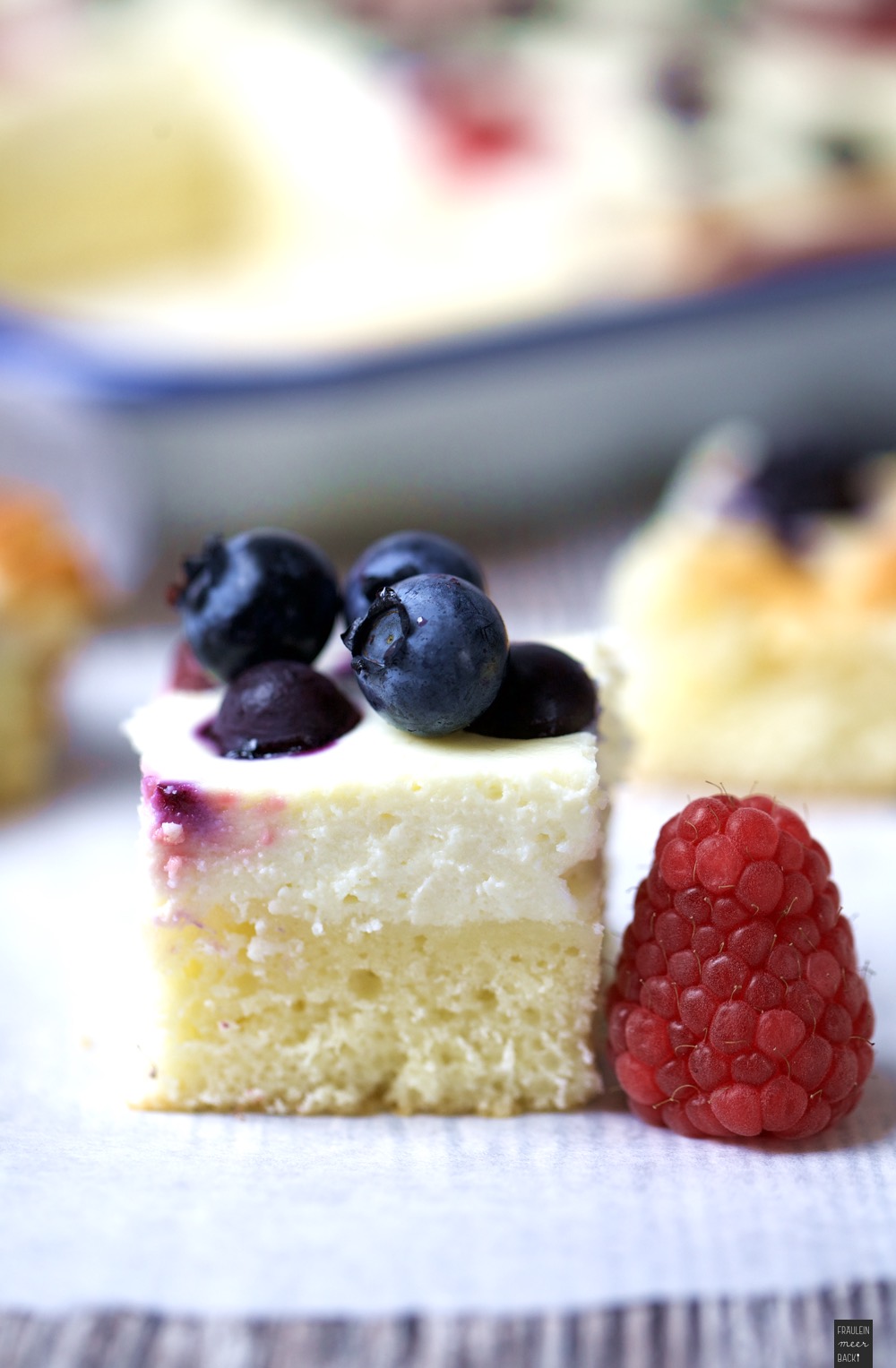 Sommerlicher Beeren-Quark-Blechkuchen - Fräulein Meer backt