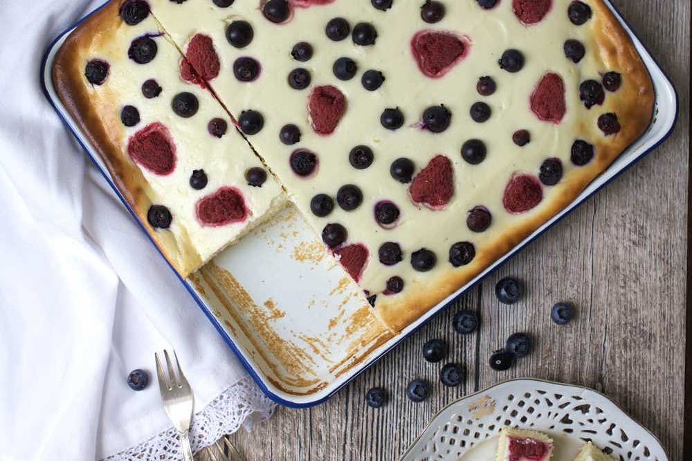 Sommerlicher Beeren-Quark-Blechkuchen - Fräulein Meer backt