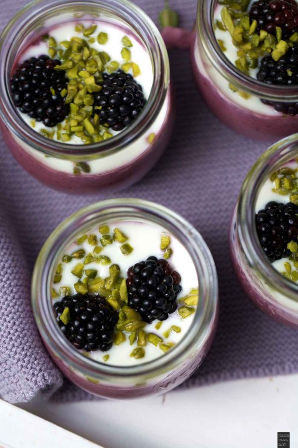 Brombeer-Joghurt mit gehackten Pistazien - Fräulein Meer backt Brombeer-Joghurt mit gehackten Pistazien - Fräulein Meer backt