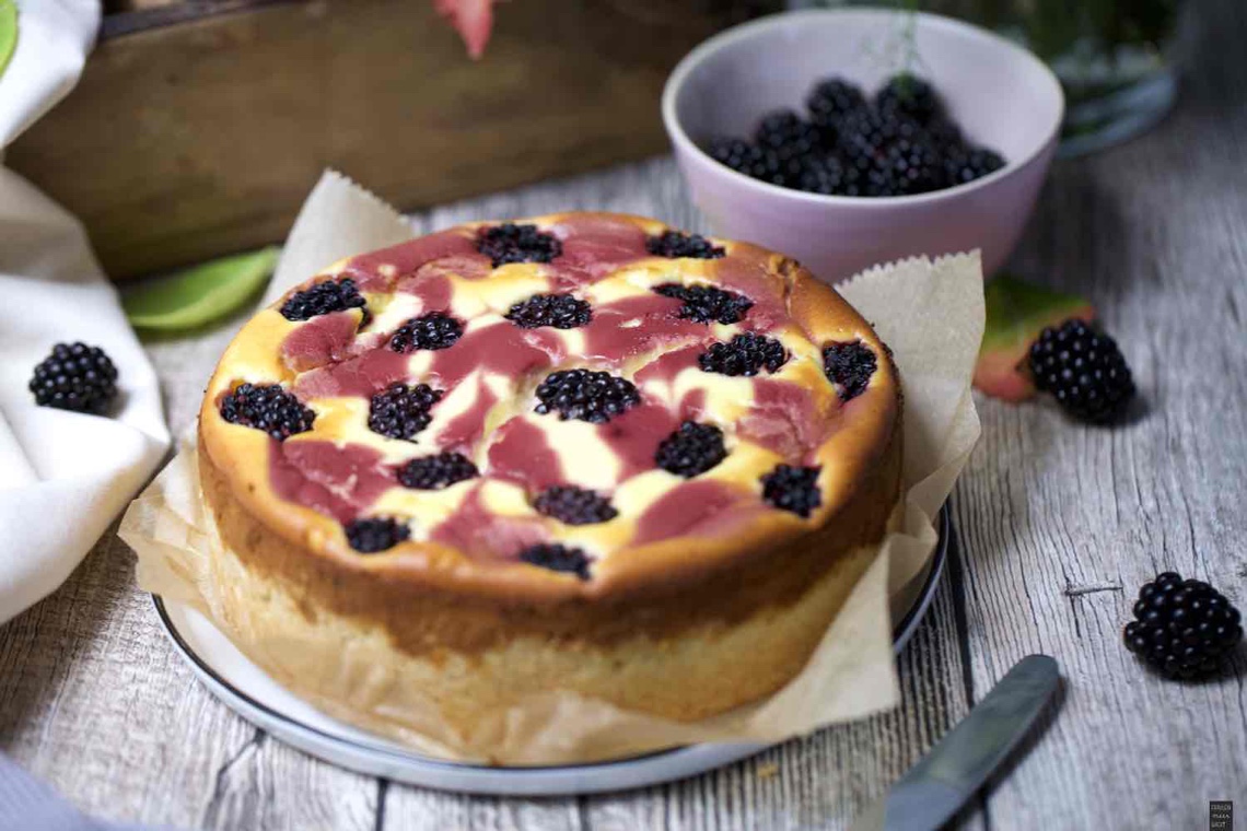 Käsekuchen mit Brombeeren - Fräulein Meer backt