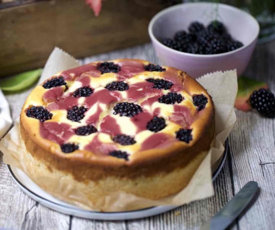 Fraeulein Meer backt Käsekuchen mit Brombeeren