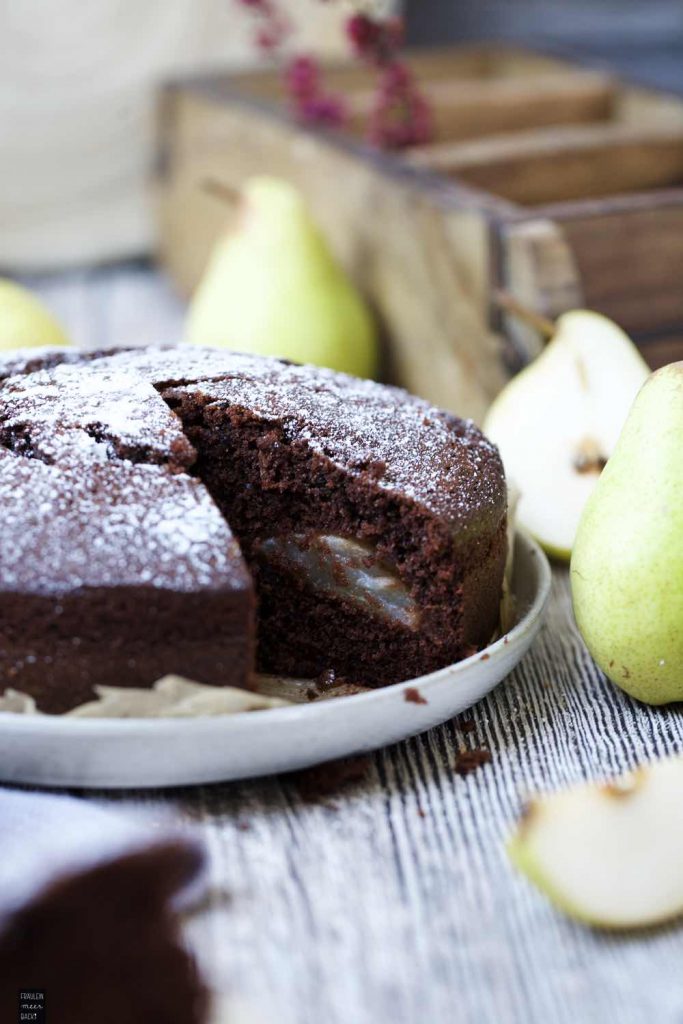 Schokoladen-Kuchen mit fruchtigen Birnen - Fräulein Meer backt